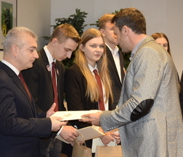 Zdjęcie z galerii: Władze Powiatu uhonorowały uczniów szkół ponadgimnazjalnych za działalność na rzecz honorowego krwiodawstwa