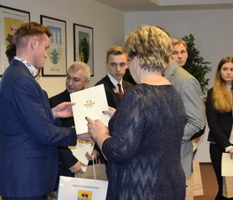 Zdjęcie z galerii: Władze Powiatu uhonorowały uczniów szkół ponadgimnazjalnych za działalność na rzecz honorowego krwiodawstwa