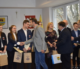 Zdjęcie z galerii: Władze Powiatu uhonorowały uczniów szkół ponadgimnazjalnych za działalność na rzecz honorowego krwiodawstwa