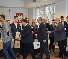 Zdjęcie z galerii: Władze Powiatu uhonorowały uczniów szkół ponadgimnazjalnych za działalność na rzecz honorowego krwiodawstwa