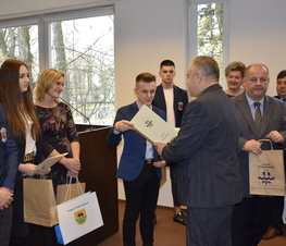 Zdjęcie z galerii: Władze Powiatu uhonorowały uczniów szkół ponadgimnazjalnych za działalność na rzecz honorowego krwiodawstwa