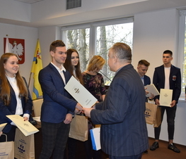 Zdjęcie z galerii: Władze Powiatu uhonorowały uczniów szkół ponadgimnazjalnych za działalność na rzecz honorowego krwiodawstwa