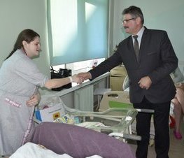 Zdjęcie z galerii: Zarząd Powiatu odwiedził pierwsze dzieci urodzone w 2020 r. w Tomaszowskim Centrum Zdrowia