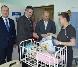 Zdjęcie z galerii: Zarząd Powiatu odwiedził pierwsze dzieci urodzone w 2020 r. w Tomaszowskim Centrum Zdrowia