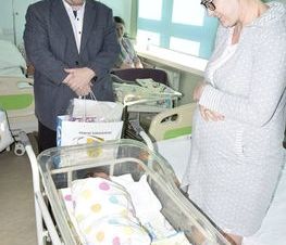 Zdjęcie z galerii: Zarząd Powiatu odwiedził pierwsze dzieci urodzone w 2020 r. w Tomaszowskim Centrum Zdrowia