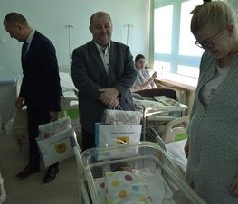 Zdjęcie z galerii: Zarząd Powiatu odwiedził pierwsze dzieci urodzone w 2020 r. w Tomaszowskim Centrum Zdrowia