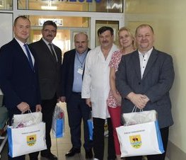 Zdjęcie z galerii: Zarząd Powiatu odwiedził pierwsze dzieci urodzone w 2020 r. w Tomaszowskim Centrum Zdrowia