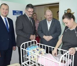 Zdjęcie z galerii: Zarząd Powiatu odwiedził pierwsze dzieci urodzone w 2020 r. w Tomaszowskim Centrum Zdrowia