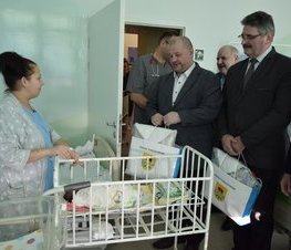 Zdjęcie z galerii: Zarząd Powiatu odwiedził pierwsze dzieci urodzone w 2020 r. w Tomaszowskim Centrum Zdrowia