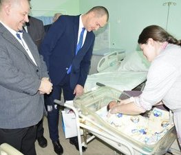 Zdjęcie z galerii: Zarząd Powiatu odwiedził pierwsze dzieci urodzone w 2020 r. w Tomaszowskim Centrum Zdrowia