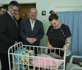 Zdjęcie z galerii: Zarząd Powiatu odwiedził pierwsze dzieci urodzone w 2020 r. w Tomaszowskim Centrum Zdrowia