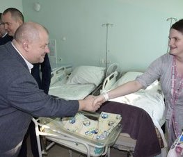 Zdjęcie z galerii: Zarząd Powiatu odwiedził pierwsze dzieci urodzone w 2020 r. w Tomaszowskim Centrum Zdrowia