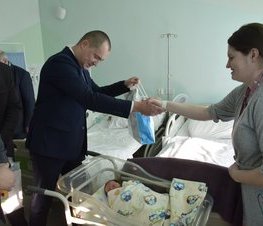Zdjęcie z galerii: Zarząd Powiatu odwiedził pierwsze dzieci urodzone w 2020 r. w Tomaszowskim Centrum Zdrowia
