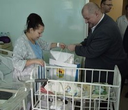 Zdjęcie z galerii: Zarząd Powiatu odwiedził pierwsze dzieci urodzone w 2020 r. w Tomaszowskim Centrum Zdrowia