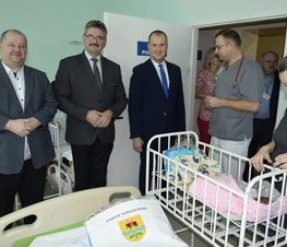Zdjęcie z galerii: Zarząd Powiatu odwiedził pierwsze dzieci urodzone w 2020 r. w Tomaszowskim Centrum Zdrowia