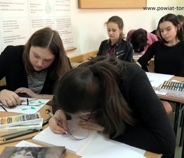 Zdjęcie z galerii: Podsumowanie XVII Powiatowego Konkursu Plastycznego „Zaprojektuj swój świat”