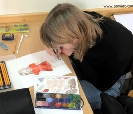Zdjęcie z galerii: Podsumowanie XVII Powiatowego Konkursu Plastycznego „Zaprojektuj swój świat”