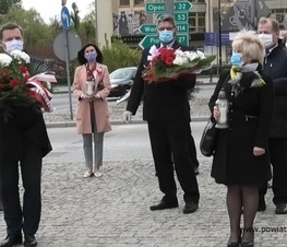 Zdjęcie z galerii: Kwiaty pod pomnikiem Tadeusza Kościuszki
