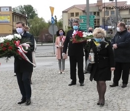 Zdjęcie z galerii: Kwiaty pod pomnikiem Tadeusza Kościuszki