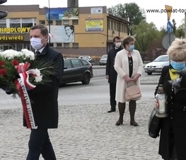 Zdjęcie z galerii: Kwiaty pod pomnikiem Tadeusza Kościuszki