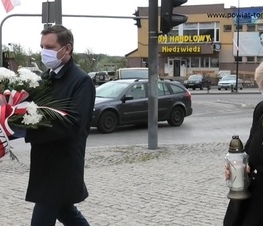 Zdjęcie z galerii: Kwiaty pod pomnikiem Tadeusza Kościuszki