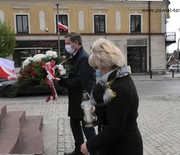 Zdjęcie z galerii: Kwiaty pod pomnikiem Tadeusza Kościuszki