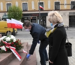 Zdjęcie z galerii: Kwiaty pod pomnikiem Tadeusza Kościuszki