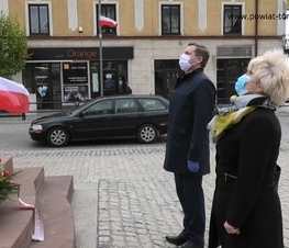 Zdjęcie z galerii: Kwiaty pod pomnikiem Tadeusza Kościuszki