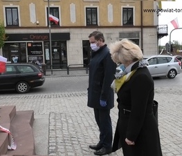 Zdjęcie z galerii: Kwiaty pod pomnikiem Tadeusza Kościuszki