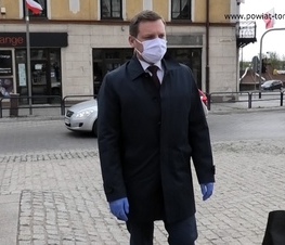 Zdjęcie z galerii: Kwiaty pod pomnikiem Tadeusza Kościuszki