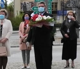 Zdjęcie z galerii: Kwiaty pod pomnikiem Tadeusza Kościuszki