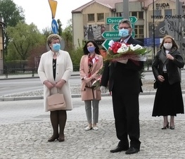 Zdjęcie z galerii: Kwiaty pod pomnikiem Tadeusza Kościuszki