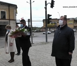 Zdjęcie z galerii: Kwiaty pod pomnikiem Tadeusza Kościuszki
