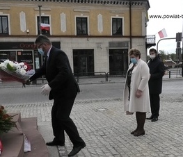Zdjęcie z galerii: Kwiaty pod pomnikiem Tadeusza Kościuszki