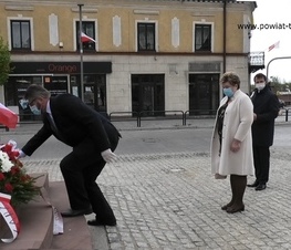 Zdjęcie z galerii: Kwiaty pod pomnikiem Tadeusza Kościuszki