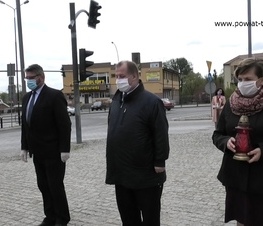 Zdjęcie z galerii: Kwiaty pod pomnikiem Tadeusza Kościuszki