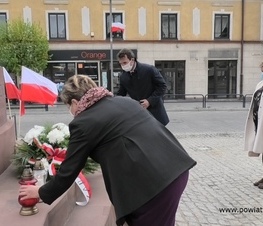 Zdjęcie z galerii: Kwiaty pod pomnikiem Tadeusza Kościuszki