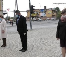 Zdjęcie z galerii: Kwiaty pod pomnikiem Tadeusza Kościuszki