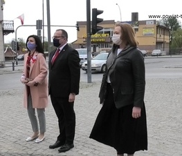 Zdjęcie z galerii: Kwiaty pod pomnikiem Tadeusza Kościuszki