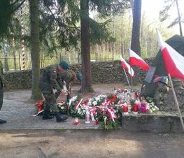 Zdjęcie z galerii: Strzelcy z  Jednostki Strzeleckiej 1002 uczcili pamięć majora Henryka Dobrzańskiego „Hubala”