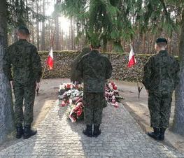 Zdjęcie z galerii: Strzelcy z  Jednostki Strzeleckiej 1002 uczcili pamięć majora Henryka Dobrzańskiego „Hubala”