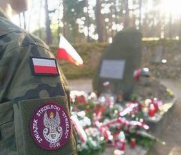 Zdjęcie z galerii: Strzelcy z  Jednostki Strzeleckiej 1002 uczcili pamięć majora Henryka Dobrzańskiego „Hubala”