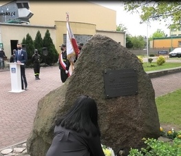 Zdjęcie z galerii: Odsłonięcie muralu w Zespole Szkół Ponadpodstawowych nr 3 im. Jana Pawła II