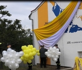 Zdjęcie z galerii: Odsłonięcie muralu w Zespole Szkół Ponadpodstawowych nr 3 im. Jana Pawła II