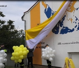 Zdjęcie z galerii: Odsłonięcie muralu w Zespole Szkół Ponadpodstawowych nr 3 im. Jana Pawła II