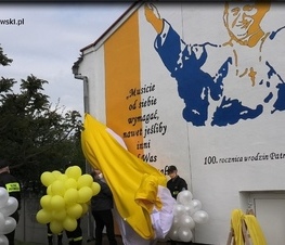 Zdjęcie z galerii: Odsłonięcie muralu w Zespole Szkół Ponadpodstawowych nr 3 im. Jana Pawła II