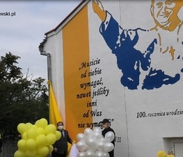 Zdjęcie z galerii: Odsłonięcie muralu w Zespole Szkół Ponadpodstawowych nr 3 im. Jana Pawła II