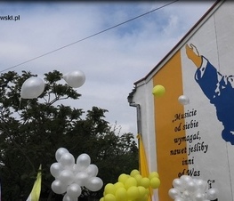 Zdjęcie z galerii: Odsłonięcie muralu w Zespole Szkół Ponadpodstawowych nr 3 im. Jana Pawła II