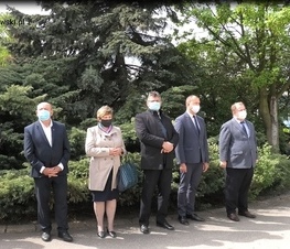 Zdjęcie z galerii: Odsłonięcie muralu w Zespole Szkół Ponadpodstawowych nr 3 im. Jana Pawła II