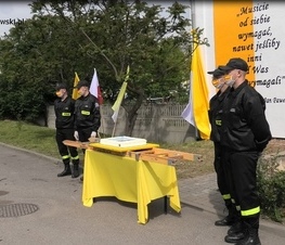 Zdjęcie z galerii: Odsłonięcie muralu w Zespole Szkół Ponadpodstawowych nr 3 im. Jana Pawła II